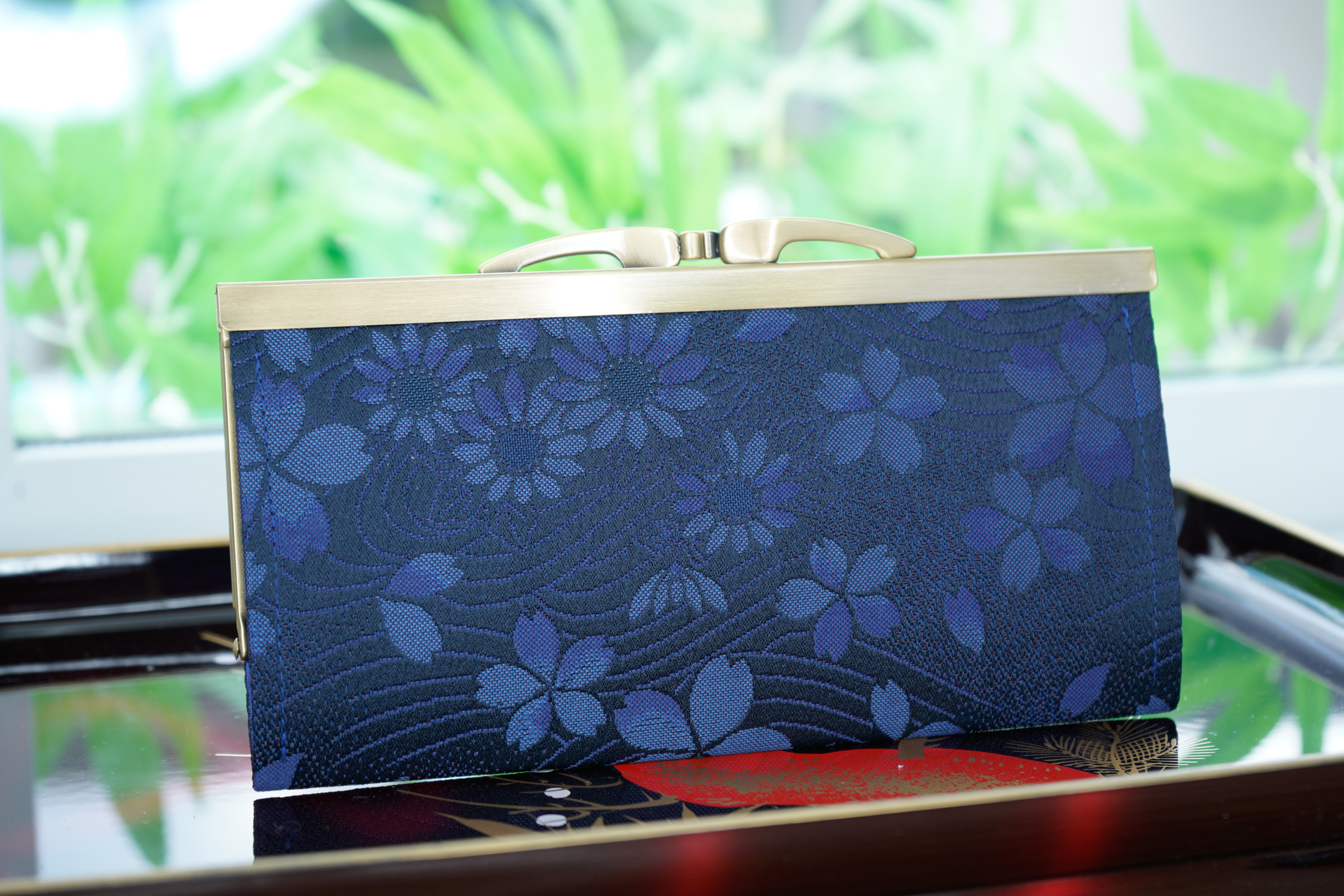 桜流水と花の金襴織物で薄型長財布＊上品で洗練された美しさ＊ネイビーブルー・日本の藍色