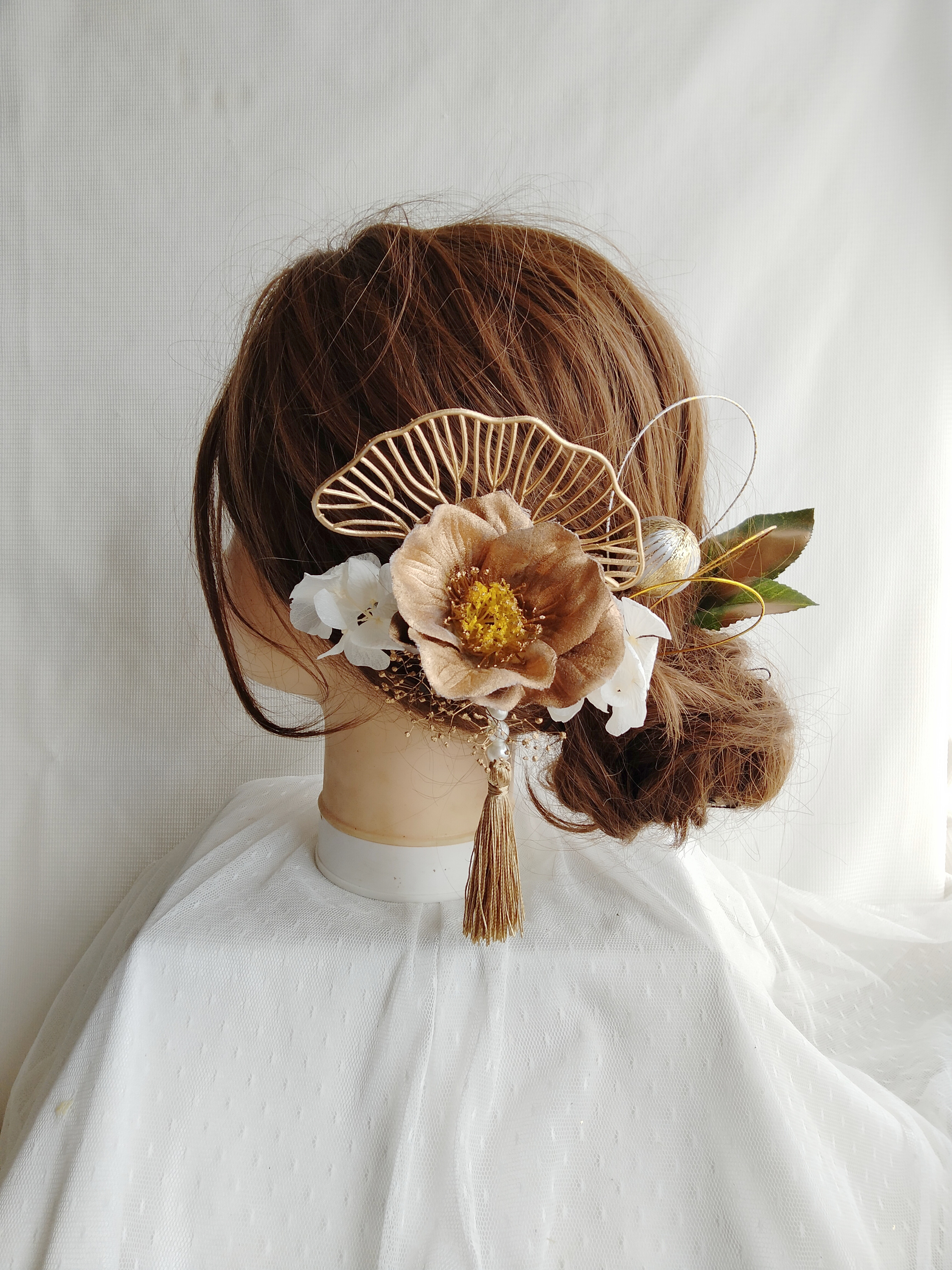 ブロンズゴールドの椿の和装髪飾り　卒業式髪飾り　成人式髪飾り　結婚式髪飾り　水引きアレンジ　振袖　袴