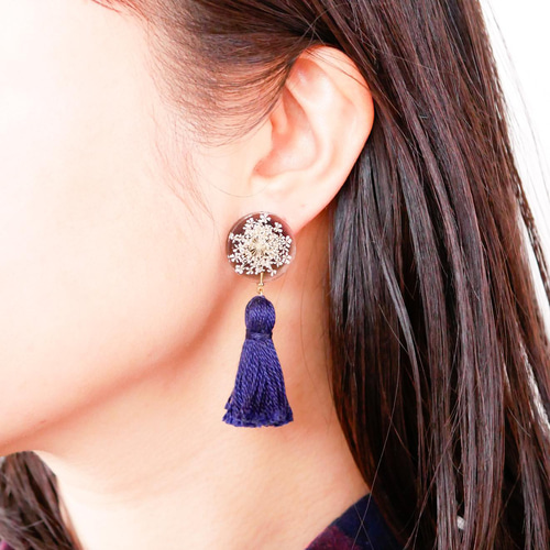 レースフラワー＆タッセルピアス（紺） ピアス（その他） schaf 