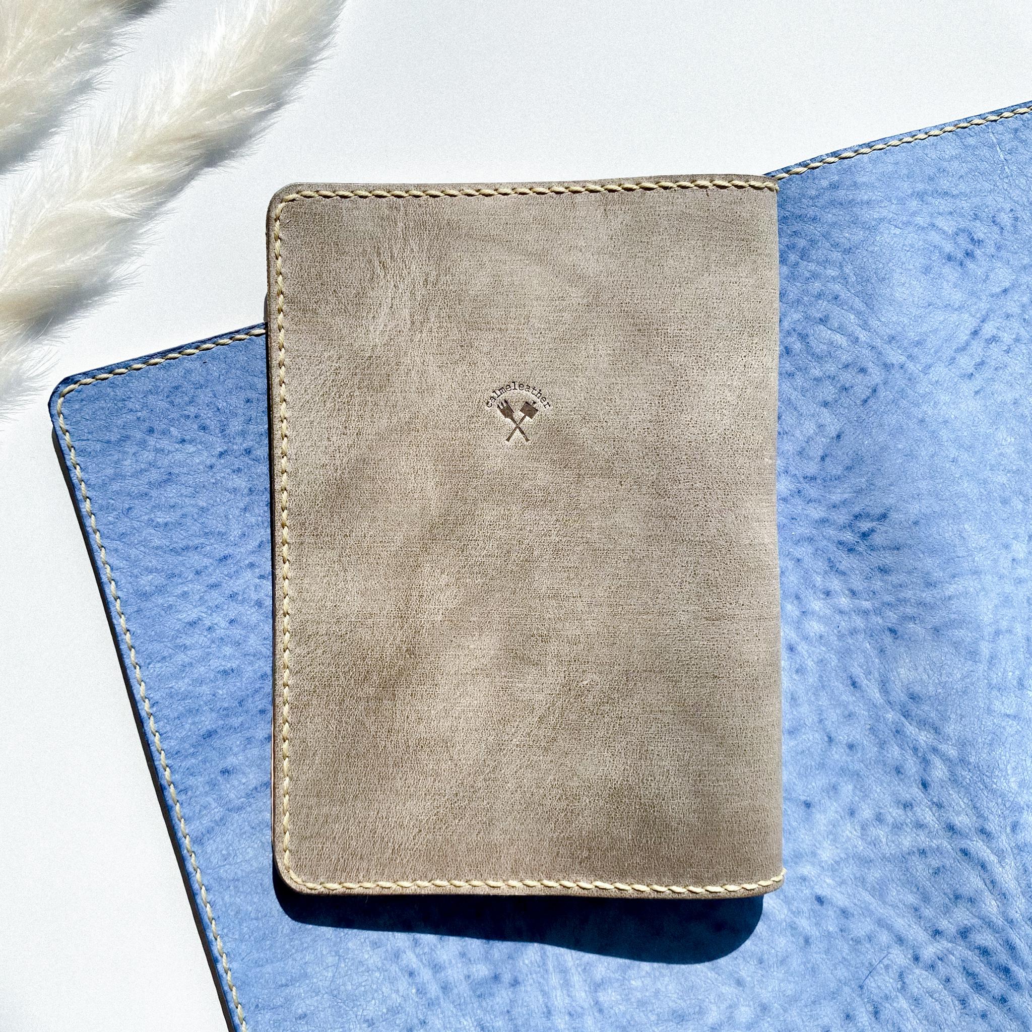 気まぐれレザーの文庫版ブックカバー・グレー《名入れ対応》