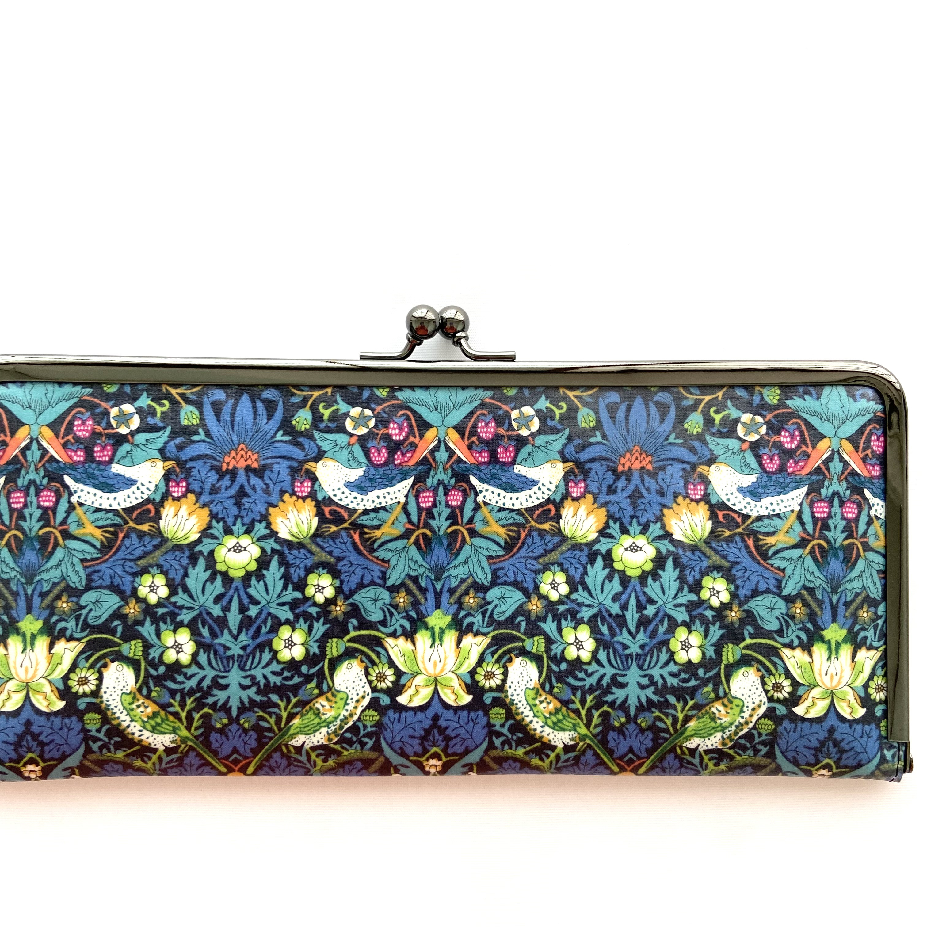 ＊ラミネート＊ がま口長財布 スリム ストロベリー・シーフ グリーンネイビー いちご泥棒 リバティプリント使用