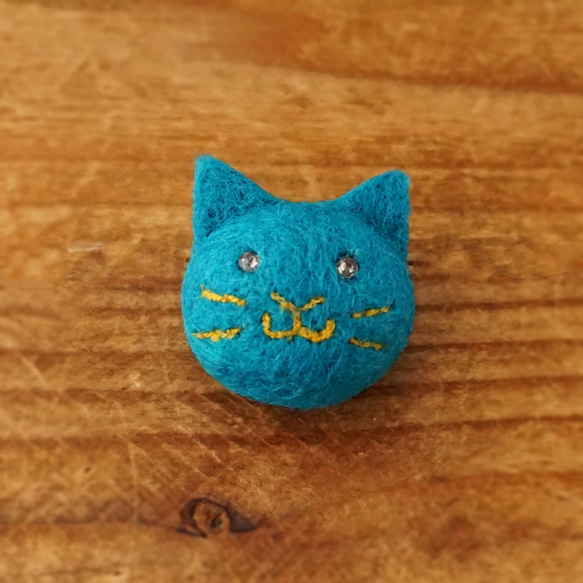 【受注制作作品】フェルティングバッチ・ねこ（青緑）　☆羊毛フェルティング☆akatin☆あかころ 1枚目の画像