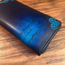 歯車デザインの財布 / 革の手染め　ブルー（青+紺） 6枚目の画像