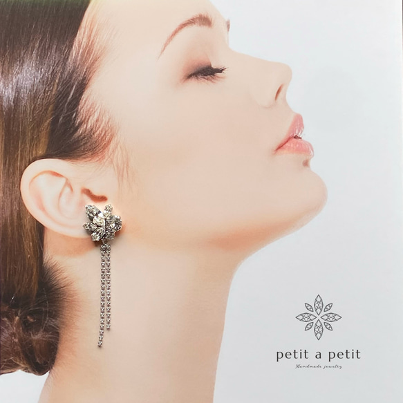 所有 Swarovski®︎ Fleurette 鑲珍珠結婚耳環或耳環 第11張的照片