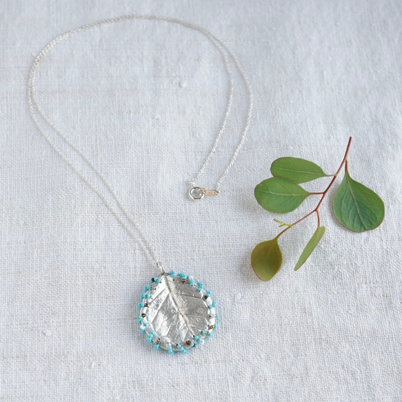 Feijoa leaf stitched necklace [P081SV] 2枚目の画像