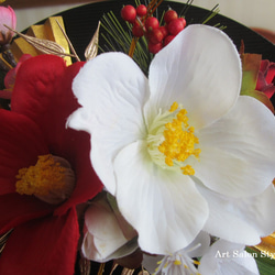 半月花器に椿の豪華アレンジ　母の日　敬老の日 2枚目の画像