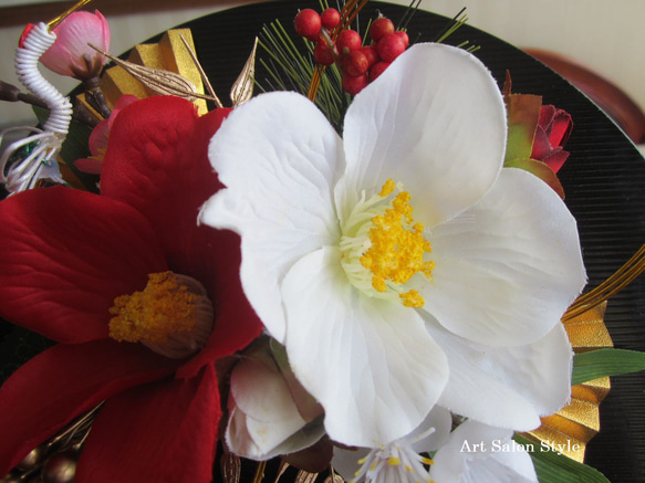 半月花器に椿の豪華アレンジ　母の日　敬老の日 2枚目の画像