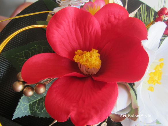 半月花器に椿の豪華アレンジ　母の日　敬老の日 3枚目の画像