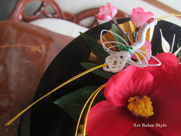 半月花器に椿の豪華アレンジ　母の日　敬老の日 4枚目の画像