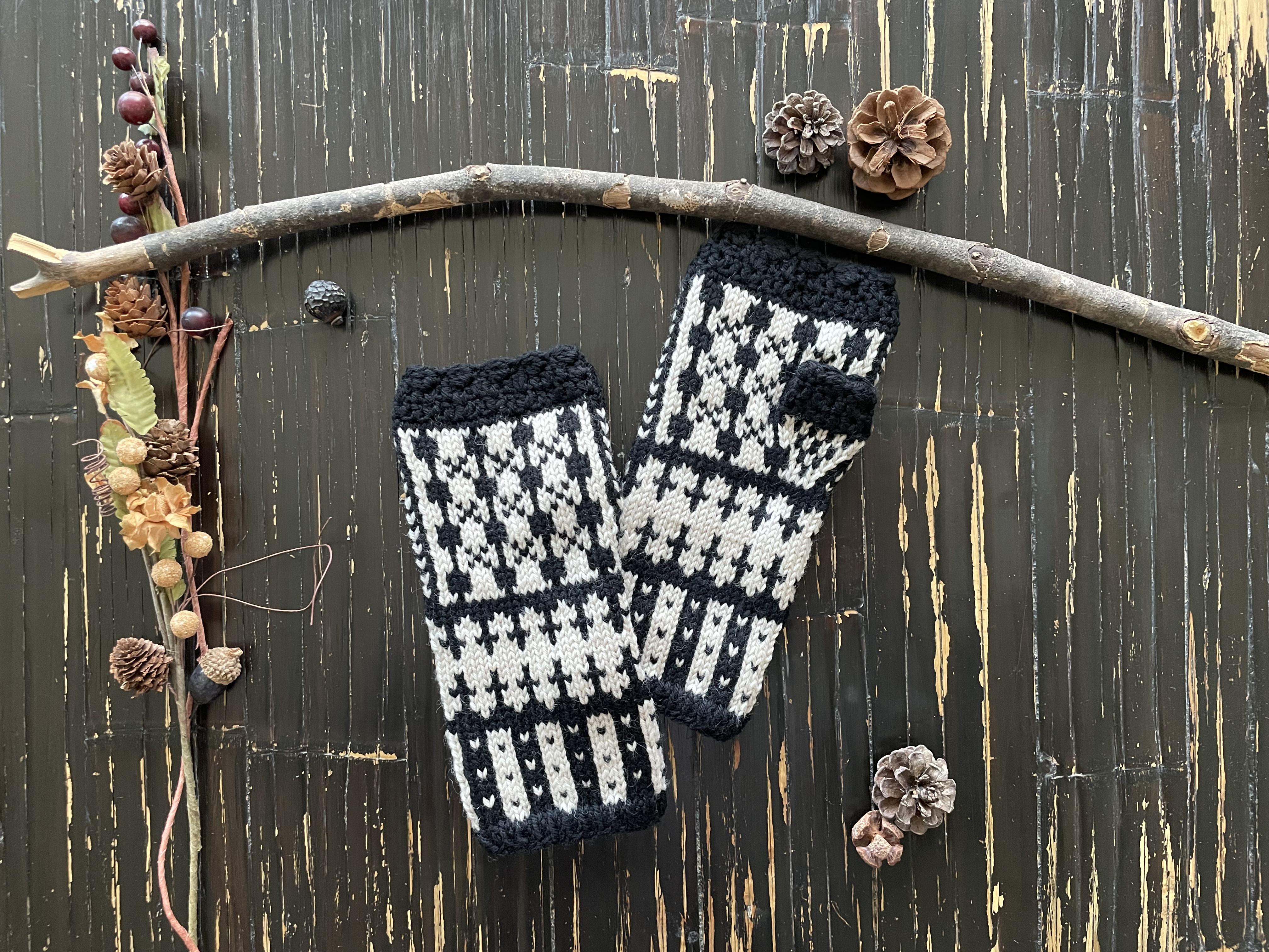 ゴットランドパターンのハンドウォーマー【ノアール】