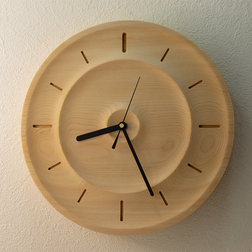 木曽檜の無垢材ならではの陰影に木目が映える掛け時計【電波時計
