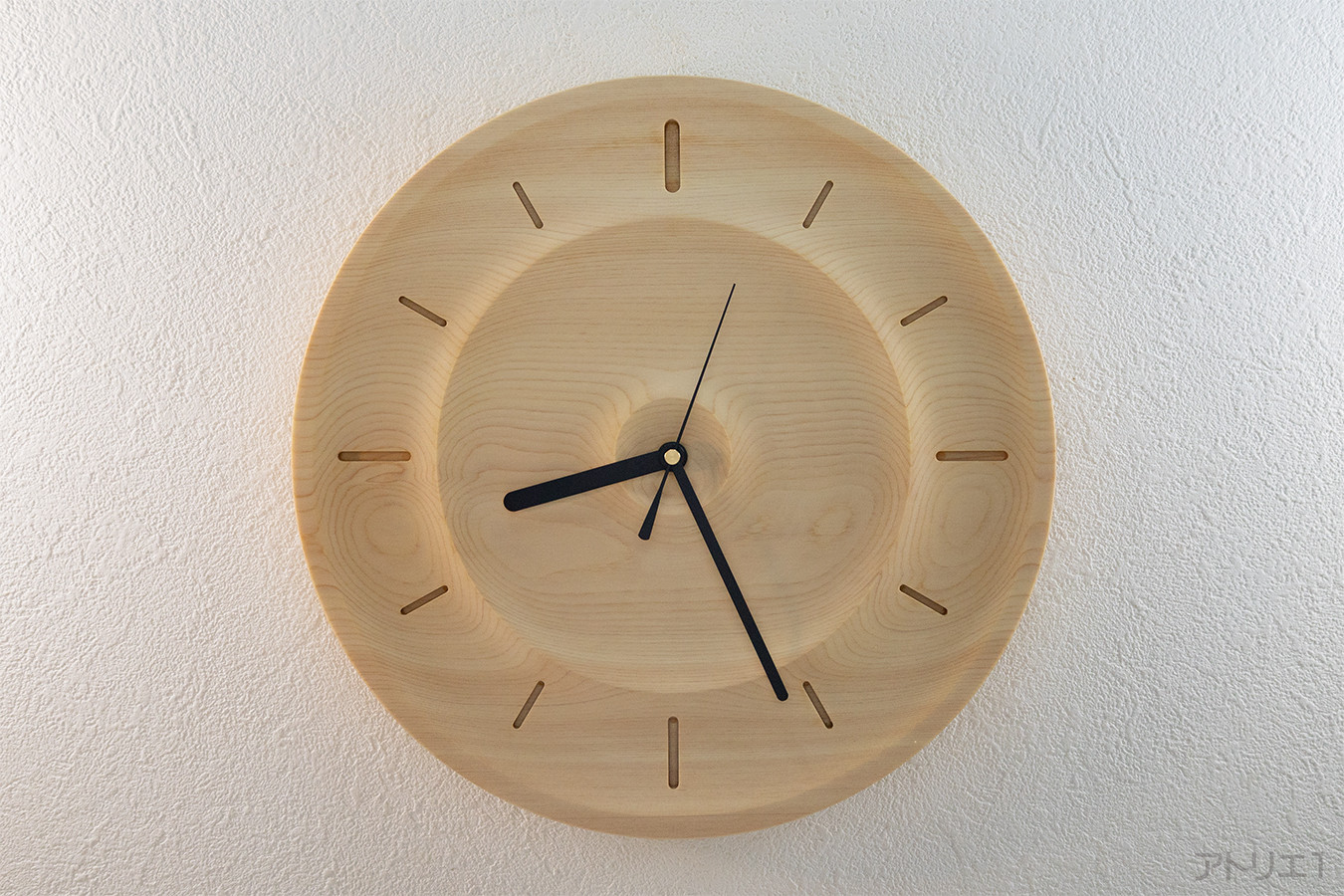 木曽檜の無垢材ならではの陰影に木目が映える掛け時計【電波時計】