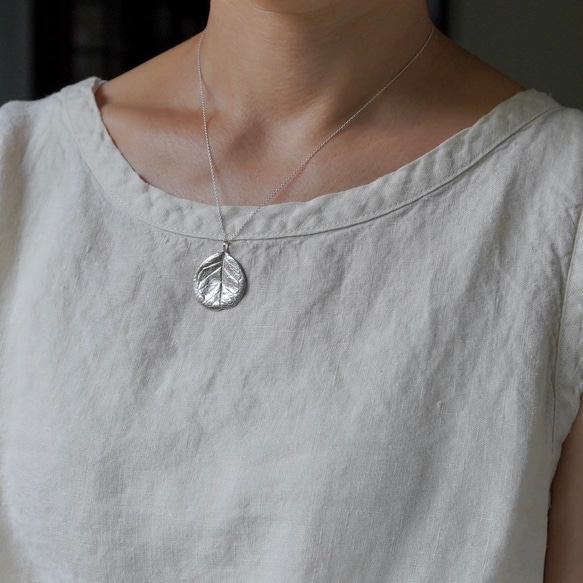 Feijoa leaf necklace (round) [P074SV] 4枚目の画像