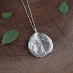 Feijoa leaf necklace (round) [P074SV] 3枚目の画像