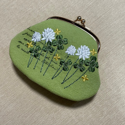 （両面刺繍）刺繡がまぐち　シロツメクサと四つ葉　 1枚目の画像