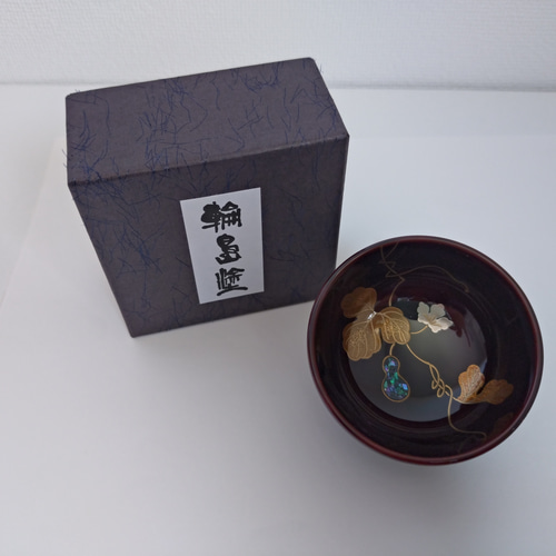 送料無料 輪島塗ぐい吞み 溜塗 花付き瓢箪蒔絵 おちょこ・ぐい呑み