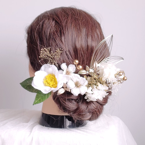 ハンドメイド　白×ゴールド✩.*˚上品華やかヘアアクセサリー 上品白椿と林檎の花の髪飾り 白無垢 ゴールドベージュ 白金 水引 髪