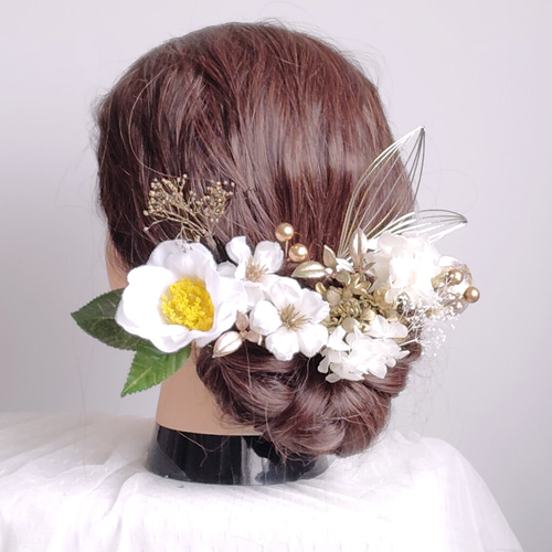 和装髪飾り　白椿✕橙アレンジ　ヘアアクセサリー 上品白椿と林檎の花の髪飾り 白無垢 ゴールドベージュ 白金 水引 髪
