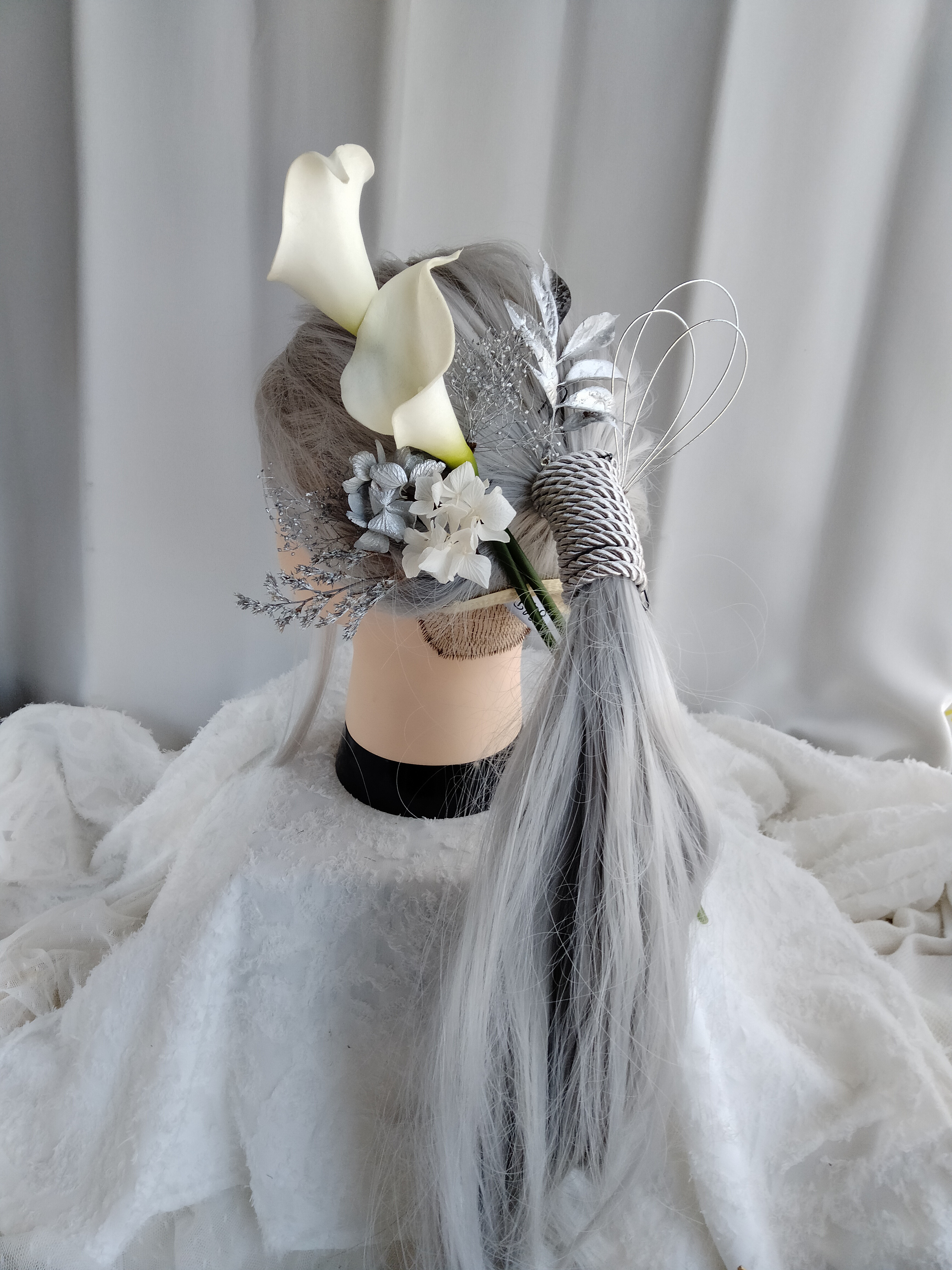 カラーの花とシルバーの組紐の髪飾り　ポニーテール　タイトポニー　シャイニーシルバー　　水引髪飾り　紐アレンジ　成人式　袴