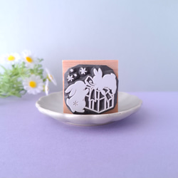 2羽うさぎとプレゼントの消しゴムはんこ（垂れ耳&立ち耳） 2枚目の画像