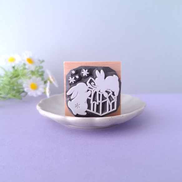 2羽うさぎとプレゼントの消しゴムはんこ（垂れ耳&立ち耳） 2枚目の画像