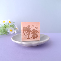 2羽うさぎとプレゼントの消しゴムはんこ（垂れ耳&立ち耳） 1枚目の画像
