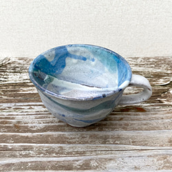 藁灰釉と青釉の流れ　スープカップ 1枚目の画像