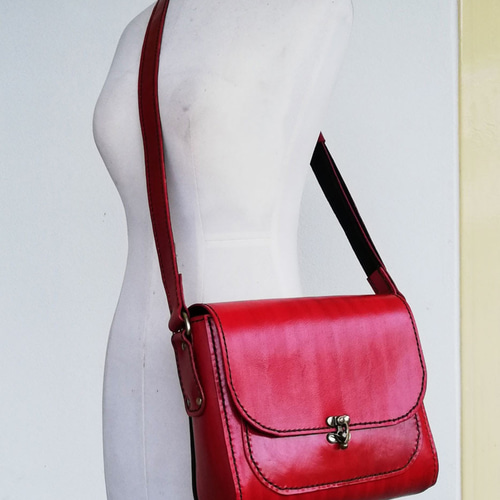真っ赤なショルダーバッグ ショルダーバッグ Chet-Leather 通販
