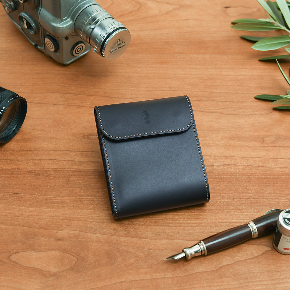 イタリア製総本革 コンパクトな二つ折り財布 ブラック シンプル ユニセックス 一粒万倍日 天赦日に 経年変化