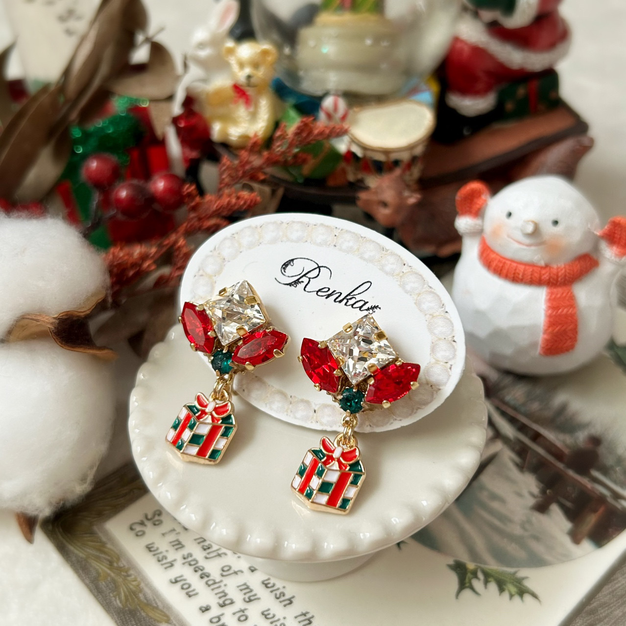 プレゼントとスワロフスキーのピアス【赤緑･パーティー･クリスマス･冬･上品】{RPG-613①}
