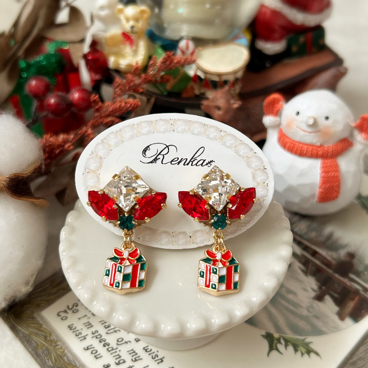 プレゼントとスワロフスキーのイヤリング【赤緑･パーティー･クリスマス･冬･上品】{RPG-613①er}
