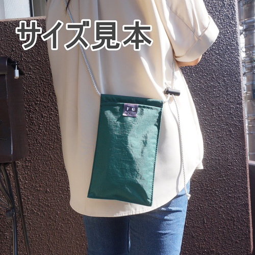 羽の様に軽く 小さなバックにも入ります。楽しく軽やかにポケットも 