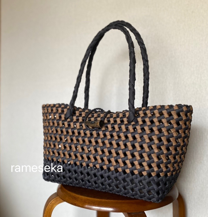 個性派ボタンのかごバッグ　お色選べます！