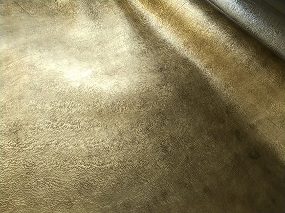アルゼンチン 牛革 santos 箔加工 2色から1枚 大きさ150デシ程度 厚さ1.2mm 2枚目の画像
