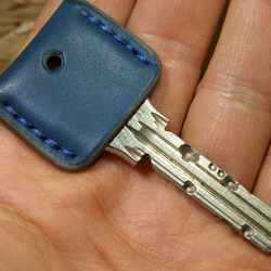 青いキーカバー　青ステッチ 1枚目の画像