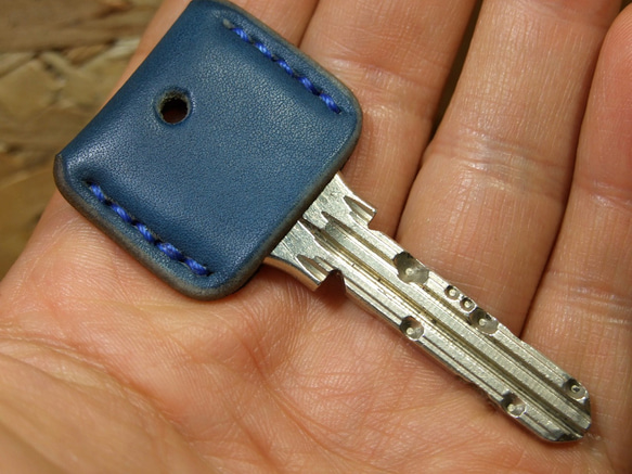 青いキーカバー　青ステッチ 1枚目の画像