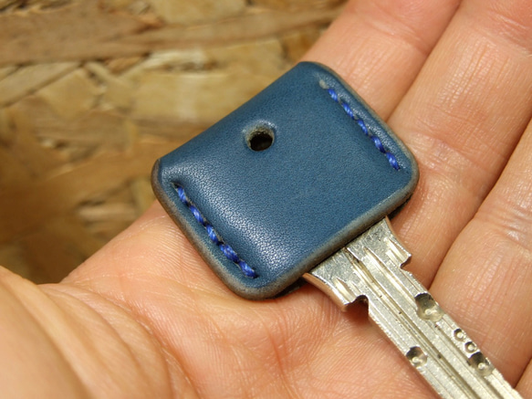 青いキーカバー　青ステッチ 2枚目の画像