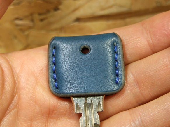 青いキーカバー　青ステッチ 3枚目の画像