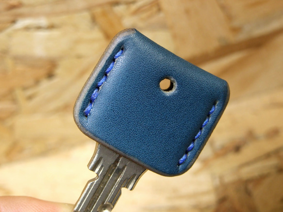青いキーカバー　青ステッチ 5枚目の画像