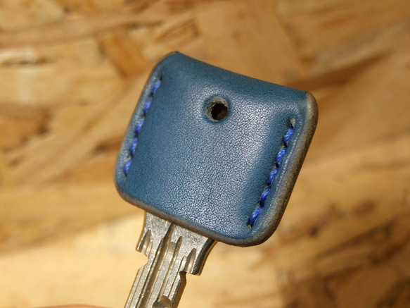 青いキーカバー　青ステッチ 4枚目の画像