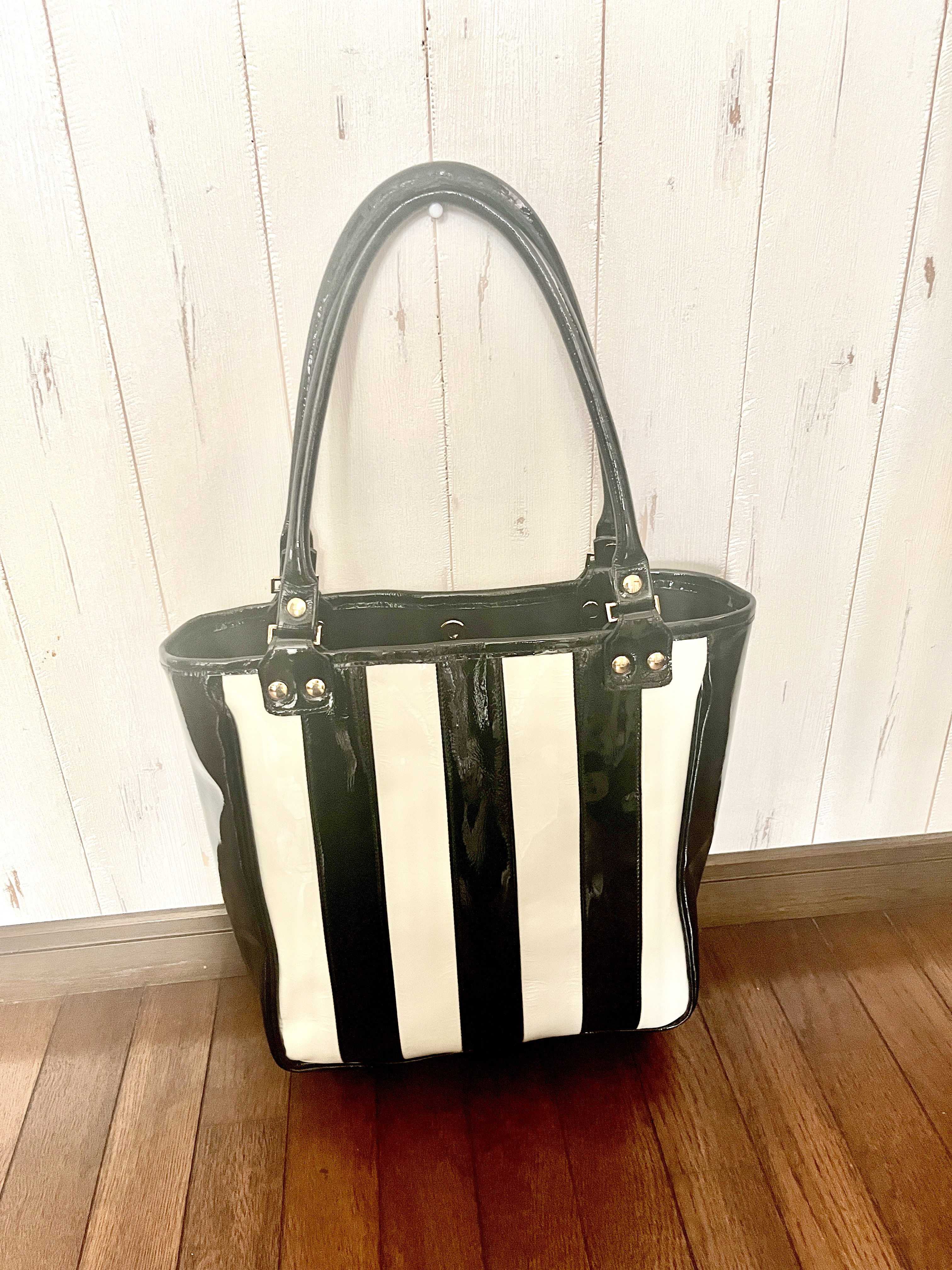 牛革エナメルの黒とオフホワイトのボーダーバッグ