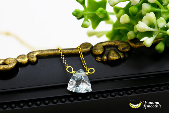 個性的なスカイブルートパーズ トライアングル ファセットカット シンプルな 14kgfネックレス 11月誕生石 7枚目の画像