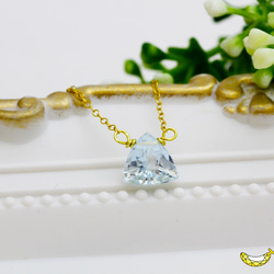 個性的なスカイブルートパーズ トライアングル ファセットカット シンプルな 14kgfネックレス 11月誕生石 4枚目の画像