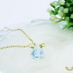 個性的なスカイブルートパーズ トライアングル ファセットカット シンプルな 14kgfネックレス 11月誕生石 2枚目の画像