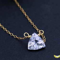 個性的なスカイブルートパーズ トライアングル ファセットカット シンプルな 14kgfネックレス 11月誕生石 1枚目の画像