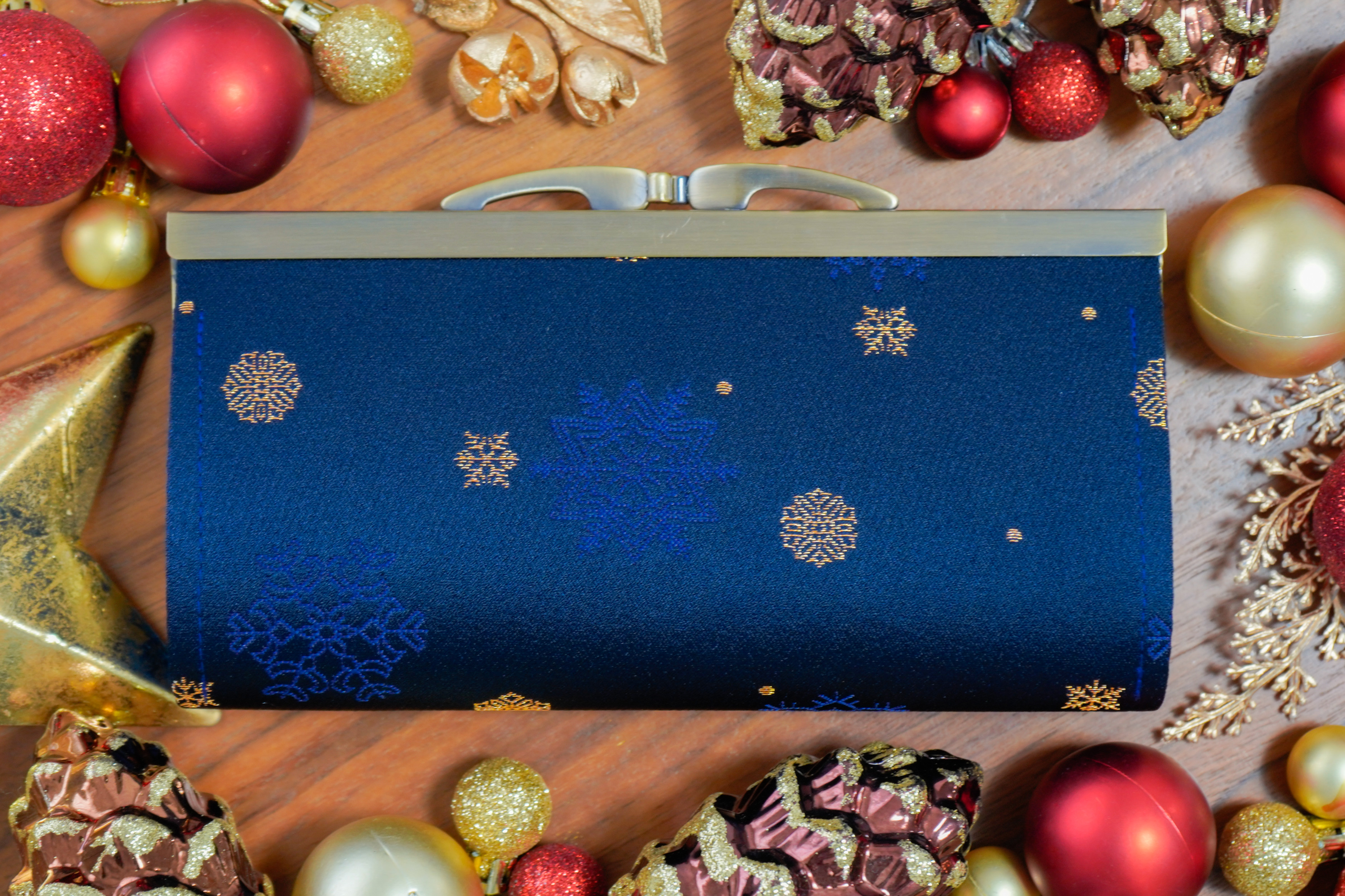 煌めく雪の結晶の金襴織物で中型長財布＊輝く夜空の星に舞う雪＊ネイビーブルー・濃紺