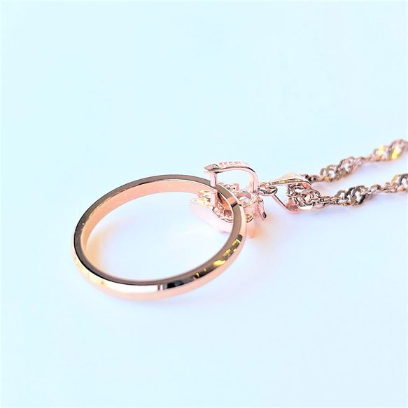 【蝶々タイプ】指輪をネックレスにできる♪*. リングホルダー と 選べる ネックレス チェーン 付き ピンクゴールド 5枚目の画像
