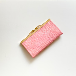 カードが入れやすい 横入れ口金がま口長財布 クロコダイル 合皮 レザー  ピンク 1枚目の画像