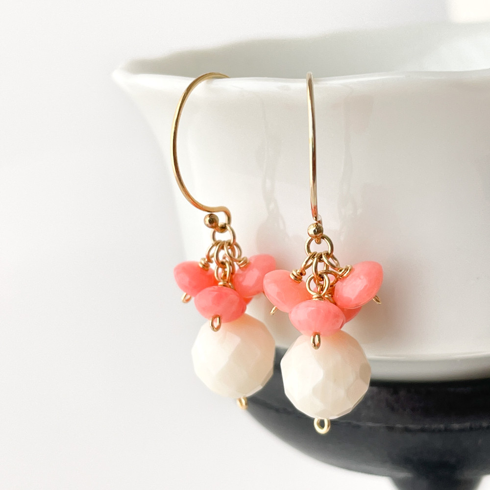 可愛さがぎゅっと✧ 白珊瑚とピンク珊瑚のピアス 14kgf