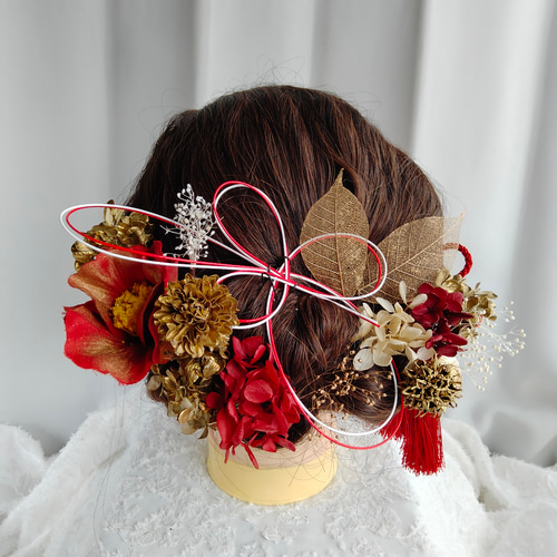 紅白の水引と赤い椿の髪かざり タイトシニヨン シニヨンヘア 卒業式
